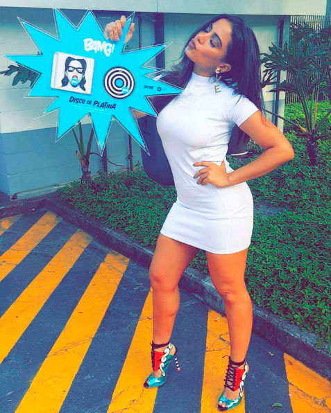 Anitta exibe pernas torneadas com disco de platina