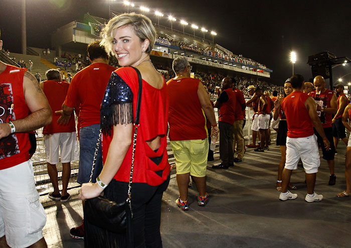 Com uma camiseta toda customizada, a atriz caprichou na pose para ser registrada sozinha, durante a folia paulistana
