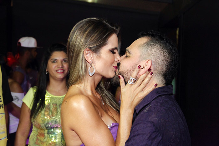 Assim como o irmão, Luciano Camargo já chegou no evento trocando beijos com a esposa, Flávia, e parecia estar bem feliz com a festança