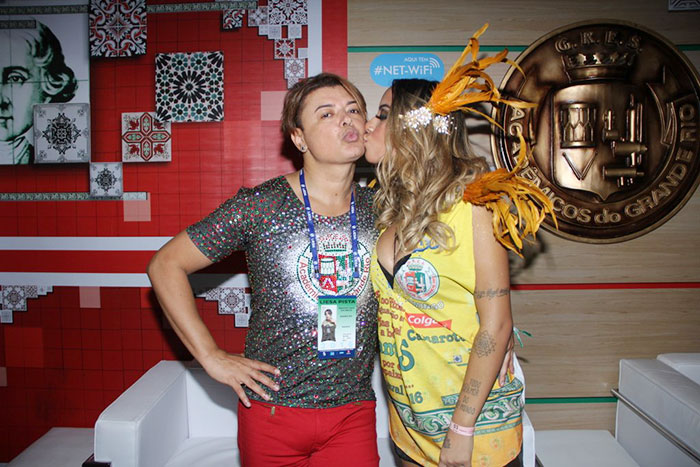 Depois de posar para fotos sozinha, a irmã de Neymar Jr. fez questão de dar um beijo, na frente das câmeras, em David Brazil, que, aliás, é muito amigo do craque do Barcelona