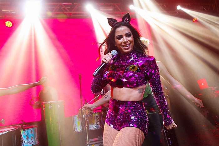 Anitta sensualiza em show que fechou o Carnaval no RJ