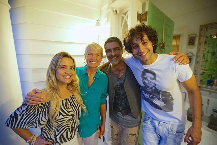 Xuxa marca presença em aniversário de Tania Mara