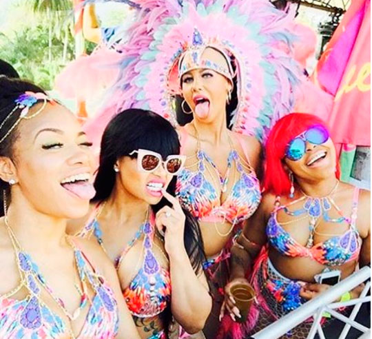 Blac Chyna exibe anel de noivado em carnaval de Trinidad 