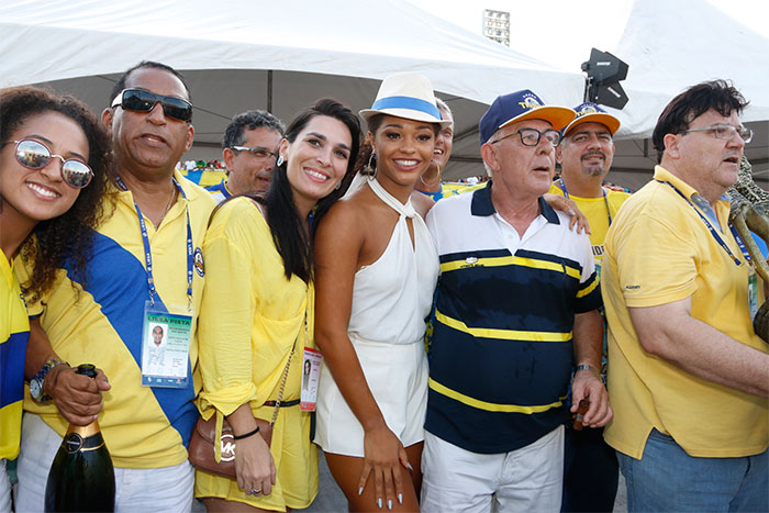 Juliana Alves comemora 2º lugar da Unidos da Tijuca