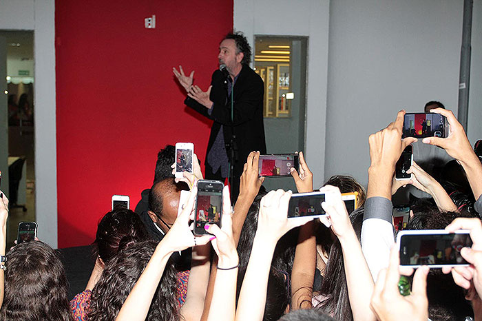 Tim Burton visita exposição de seus trabalhos em São Paulo