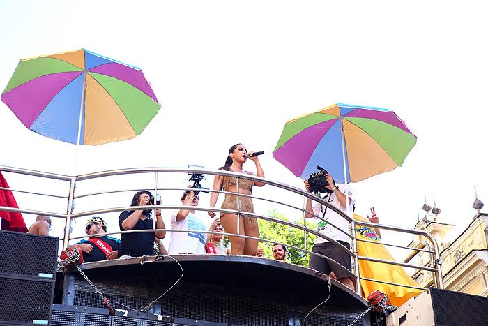 Deusa! Anitta estreia bloco no Rio e atrai multidão