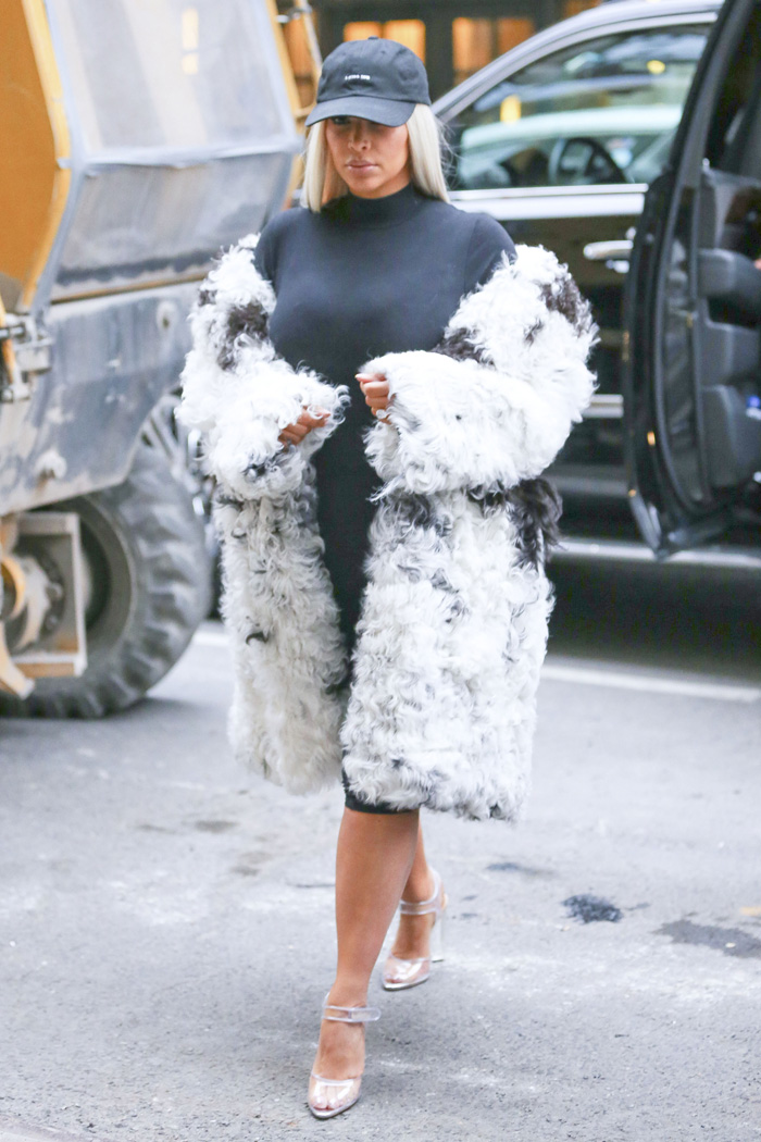 Kim Kardashian adere à peruca loira e passeia por Nova York