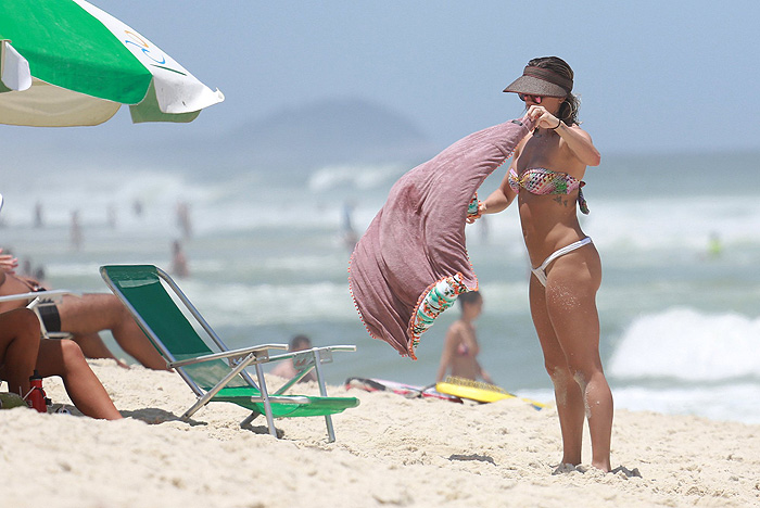 Deborah Secco esbanja boa forma na praia