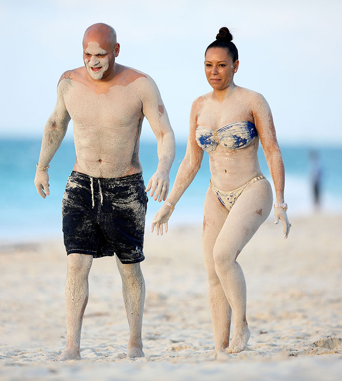 Mel B quase perde o biquíni ao se divertir no mar