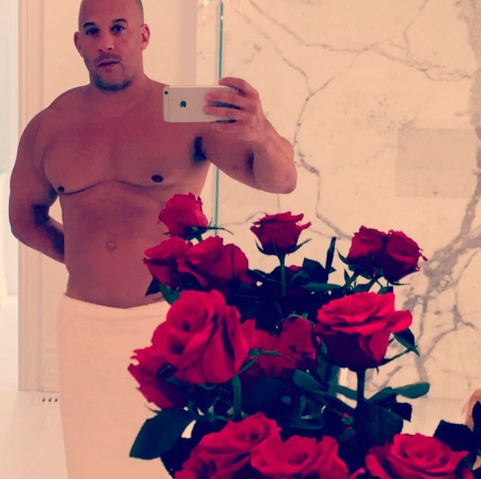 Vin Diesel posa só de toalha e divide opiniões pelo físico 