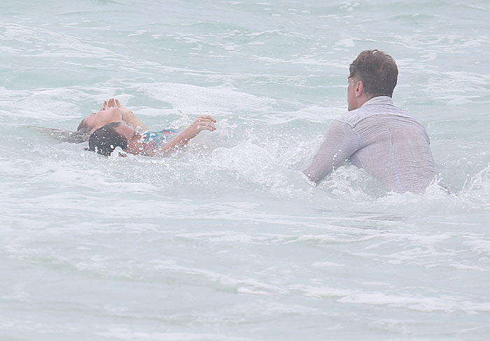 Eliza (Marina Ruy Barbosa) não sabe nadar e quase se afora. Arthur (Fábio Assunção) entra para salvá-la