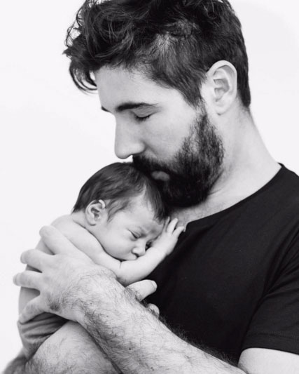 Sandro Pedroso posta foto fofa com filho no colo