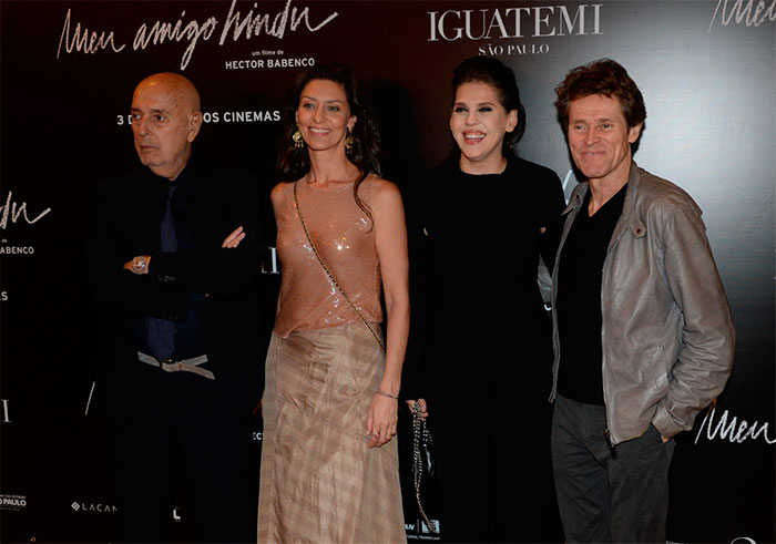 Maria Fernanda Cândido beija Willem Dafoe em pré-estreia