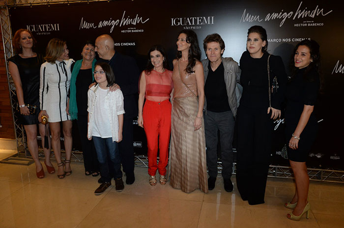 Maria Fernanda Cândido beija Willem Dafoe em pré-estreia