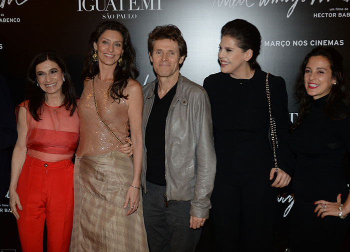 Maria Fernanda Cândido beija Willem Dafoe em pré-estreia