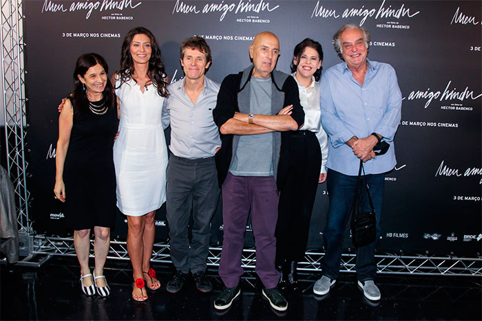 Maria Fernanda Cândido beija Willem Dafoe em pré-estreia