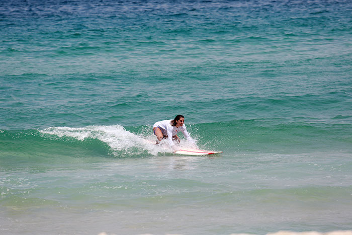 Deborah Secco faz aulas de surfe com marido