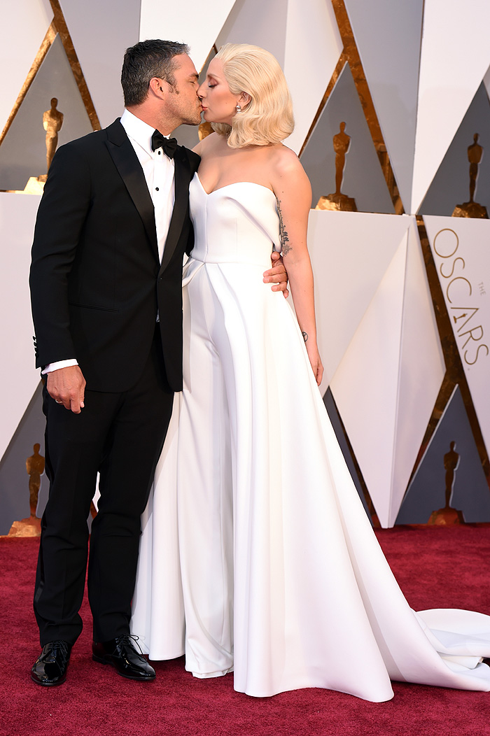 Oscar 2016: Lady Gaga beija o noivo, Taylor Kinney no tapete vermelho