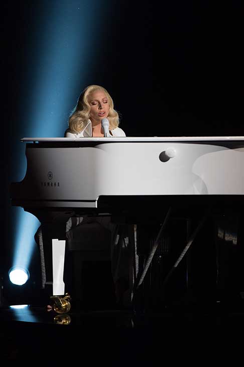 Gaga arrasa, emociona a plateia e é aplaudida de pé