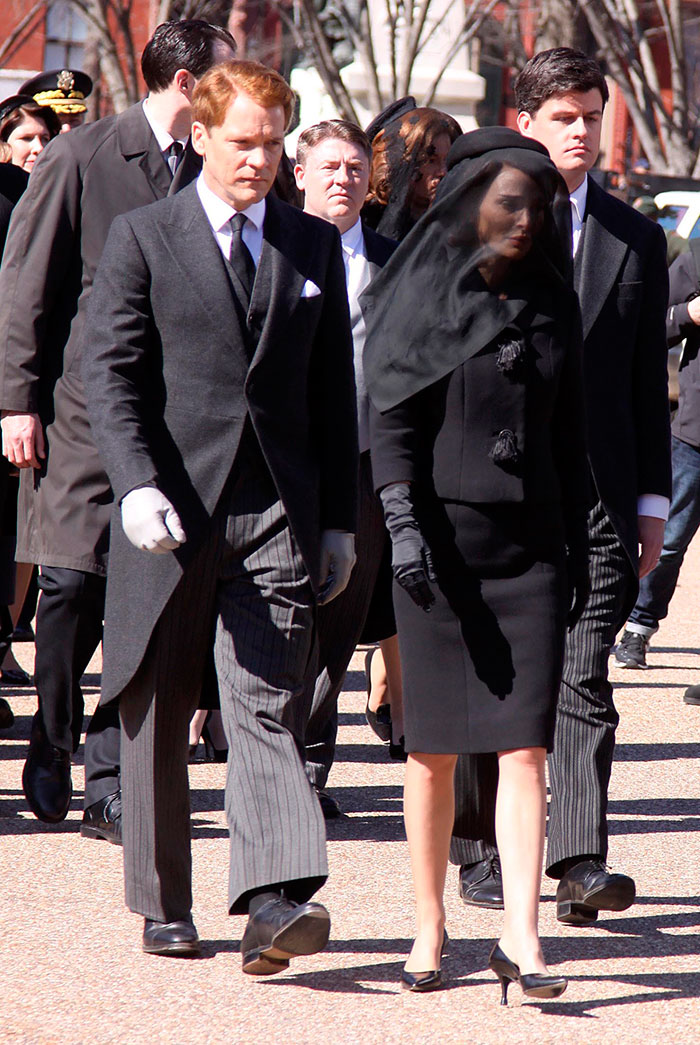  Natalie Portman surge sorridente em funeral. Entenda!