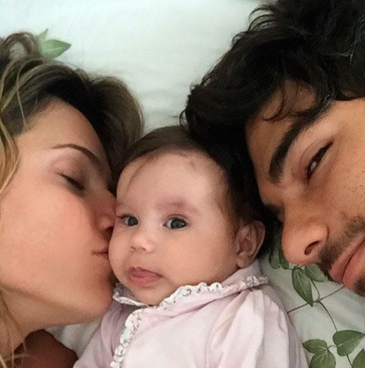 Deborah Secco reúne marido e filha para foto carnhosa
