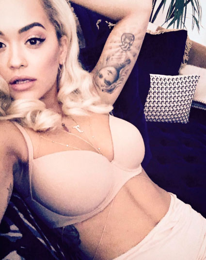 Rita Ora sensualiza em foto mostrando a barriga chapada