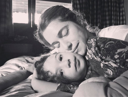 Letícia Spiller aparece agarradinha com a filha na cama