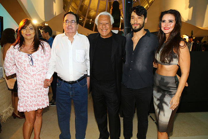 Benedito Ruy Barbosa com a esposa Marilene e os atores Antônio Fagundes, sua namorada Alexandra Martins
