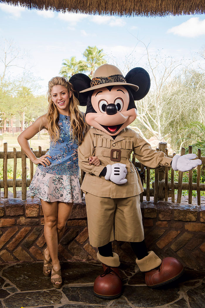 Shakira deixa pernas de fora ao posar com Mickey Mouse