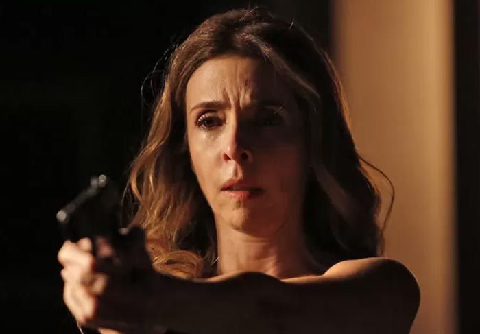 Kiki, (Débora Evelyn) matou Gibson (José de Abreu) para salvar a família, pois viu o pai pegando uma metralhadora para atacar a família