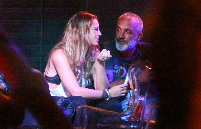 Paolla Oliveira e Papinha trocam carícias em restaurante