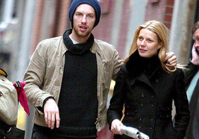 Gwyneth Paltrow era mega fã do Coldplay antes de se casar com Chris Martin, vocalista da banda.  Em 2002, ela conheceu o cantor no camarim de um show e desse encontro veio um casamento de 10 anos. Na época, Gwyneth estava de luto, pois tinha perdido o pai, e Chris escreveu um dos grandes sucessos da banda para ela, Fix You