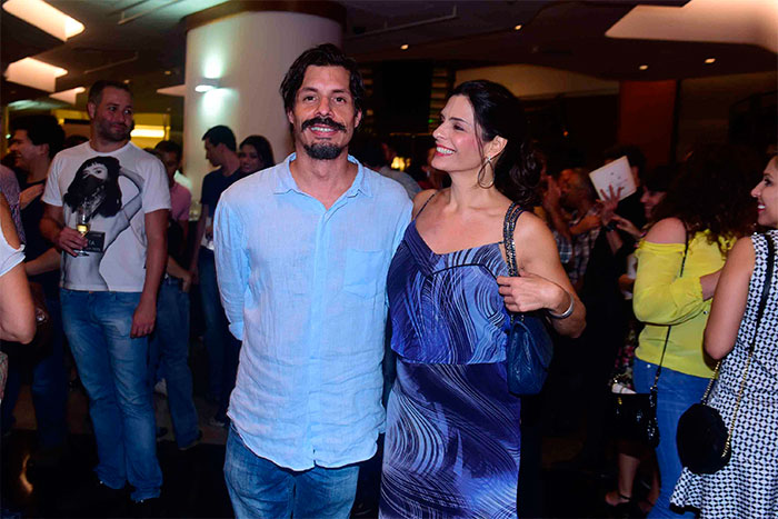 Helena Ranaldi ganha beijo do namorado em estreia de peça