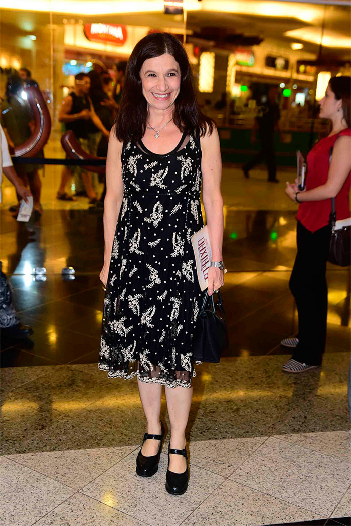 Helena Ranaldi ganha beijo do namorado em estreia de peça