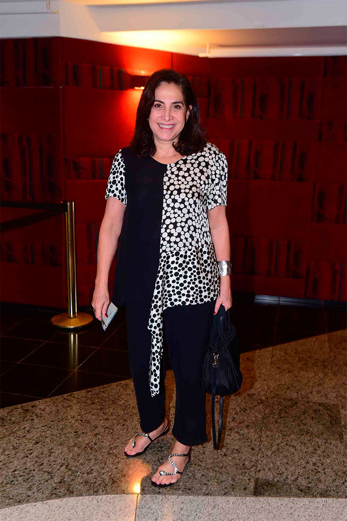 Helena Ranaldi ganha beijo do namorado em estreia de peça