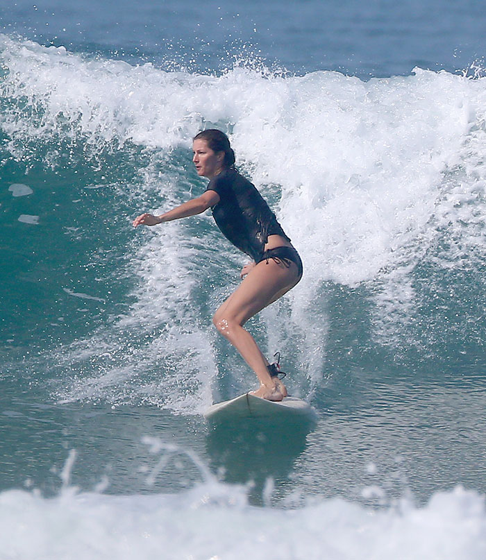 Gisele Bündchen mostra que manda bem no surfe