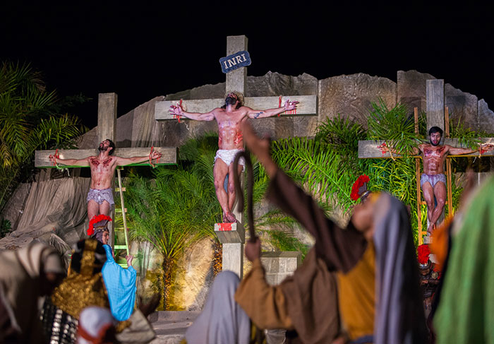 Henri Castelli vive Jesus no Auto da Paixão de Cristo em Cuiabá, MT