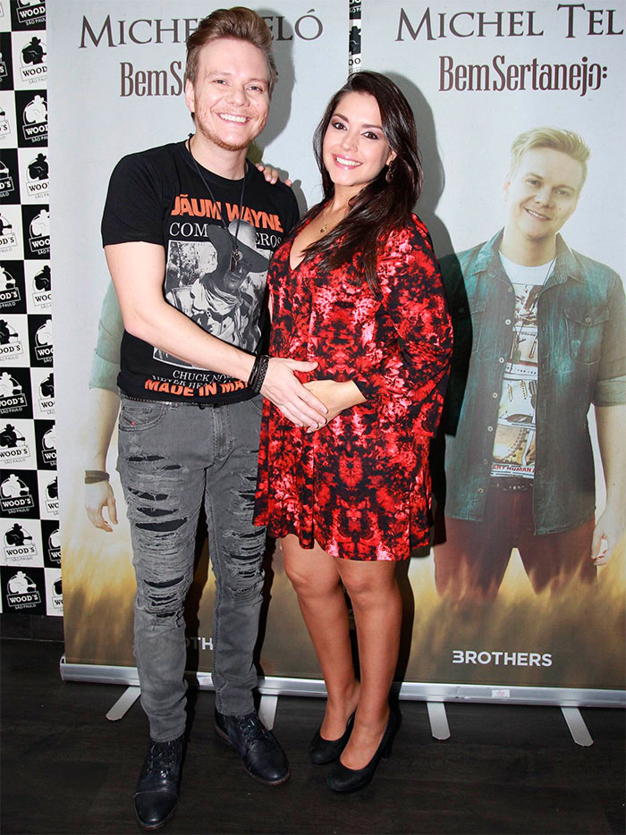 Thais Fersoza prestigia Michel Teló e posa com barrigão