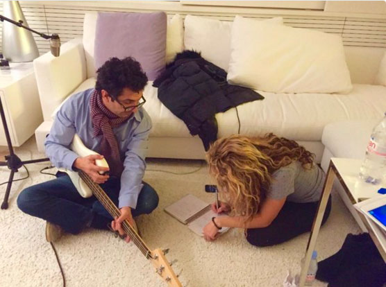 Shakira mostra que voltou a compôr para novo projeto