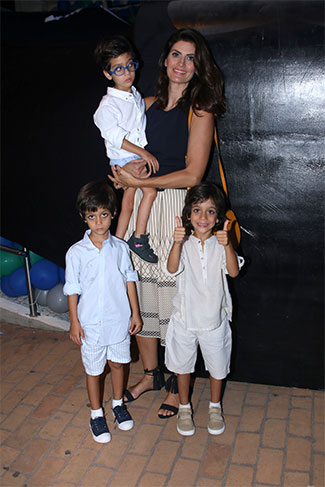 Isabella Fiorentino com os trigêmeos Nicholas, Bernardo e Lorenzo