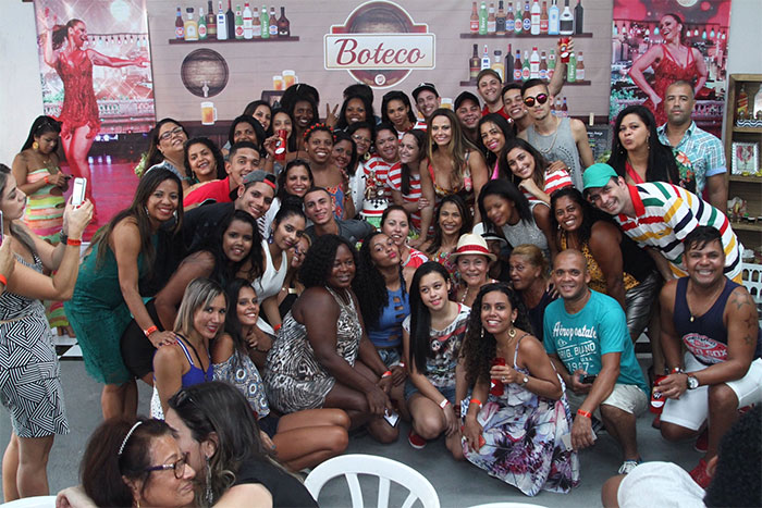 Viviane Araújo esbanja alegria em festa organizada por fãs