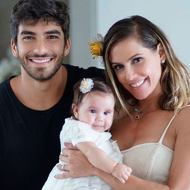 Deborah Secco posta foto linda em família