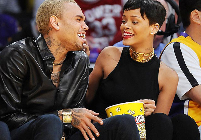 Chris Brown e Rihanna eram daqueles casais que podem ser chamados de “explosivos”. Os dois sempre se amaram, mas, em uma das brigas, o cantor chegou a agredir a cantora, causando um dos maiores burburinhos entre os famosos de Hollywood e colocando uma “pausa” no romance. Apesar da agressão, os dois voltaram a se relacionar, mas depois de muitas idas e vindas, terminaram de uma vez por todas. O que deixa muita gente intrigada é que Rihanna chegou a dizer que vai se preocupar com Chris Brown “até o dia de sua morte” e, sempre que se encontram, uma troca de olhares “interessante” acontece. Será que eles voltam a ficar juntos?