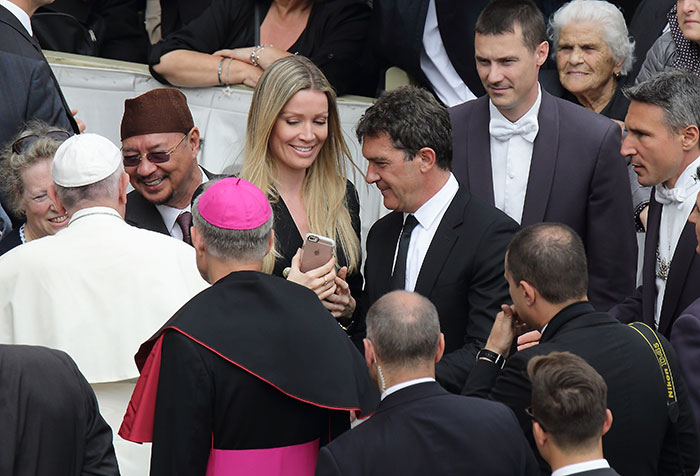 Antonio Banderas e Nicole Kimpel encontram o Papa 
