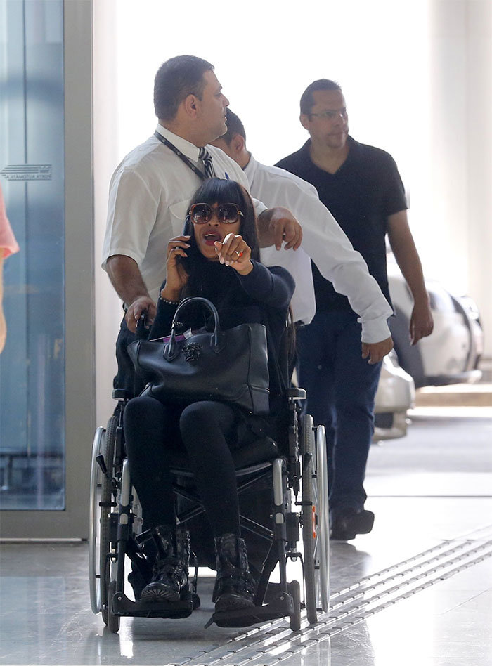 Naomi Campbell deixa o Brasil de cadeira de rodas