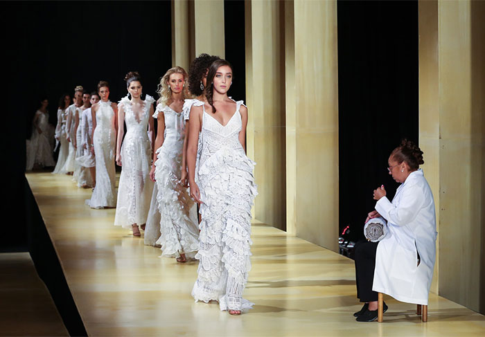 Desfile de noivas no Casamoda, com modelos da estilista Martha Medeiros