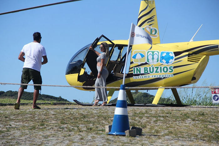 Grávida, Aryane Steinkopf passeia de helicóptero em Búzios