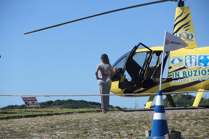Grávida, Aryane Steinkopf passeia de helicóptero em Búzios