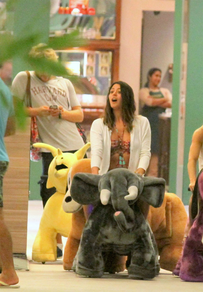 Carol Castro se diverte em play, no shopping