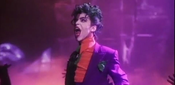 Prince no clipe Batdance, do filme Batman, onde ele fez a trilha sonora, em 1989
